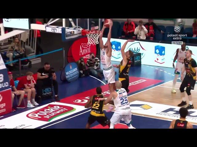 Petrasek efektownie nad koszem #EnergaBasketLiga #PLKPL